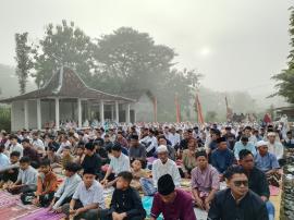 Dibalut Kabut Tipis, Ratusan Warga Pengkol 2 Jatiayu Laksanakan Sholat Idul Fitri 1447 H dengan Khid